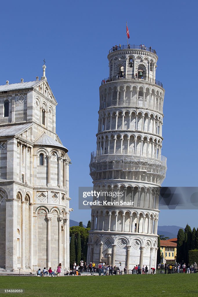 Italy, Pisa, Tourist watching Leaning Tower of Pisa and Cathedral