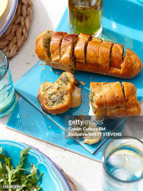 tray of toasted garlic bread - garlic bread stockfoto's en -beelden
