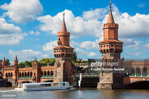 berlin, oberbaum bridge - oberbaumbrücke fotografías e imágenes de stock