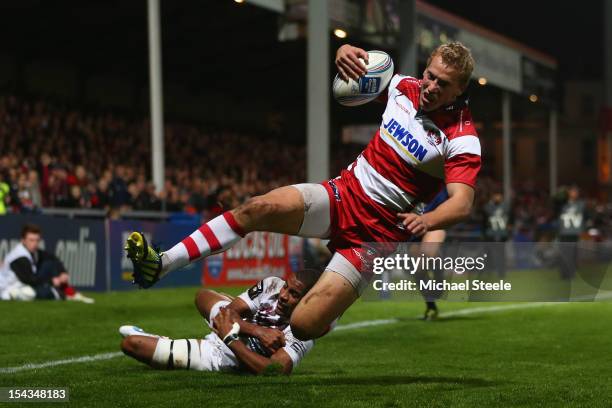 Billy Twelvetrees of Gloucester scores his sides second try as Darly Domvo of Bordeaux-Begles fails to tackle during the Amlin Challenge Cup match...