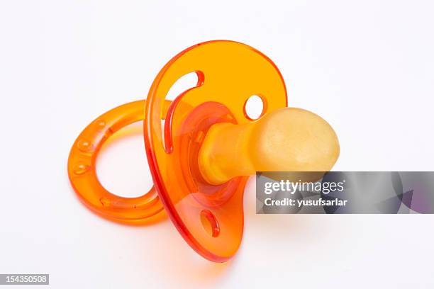 bebê de silicone laranja chupeta - pacifier - fotografias e filmes do acervo