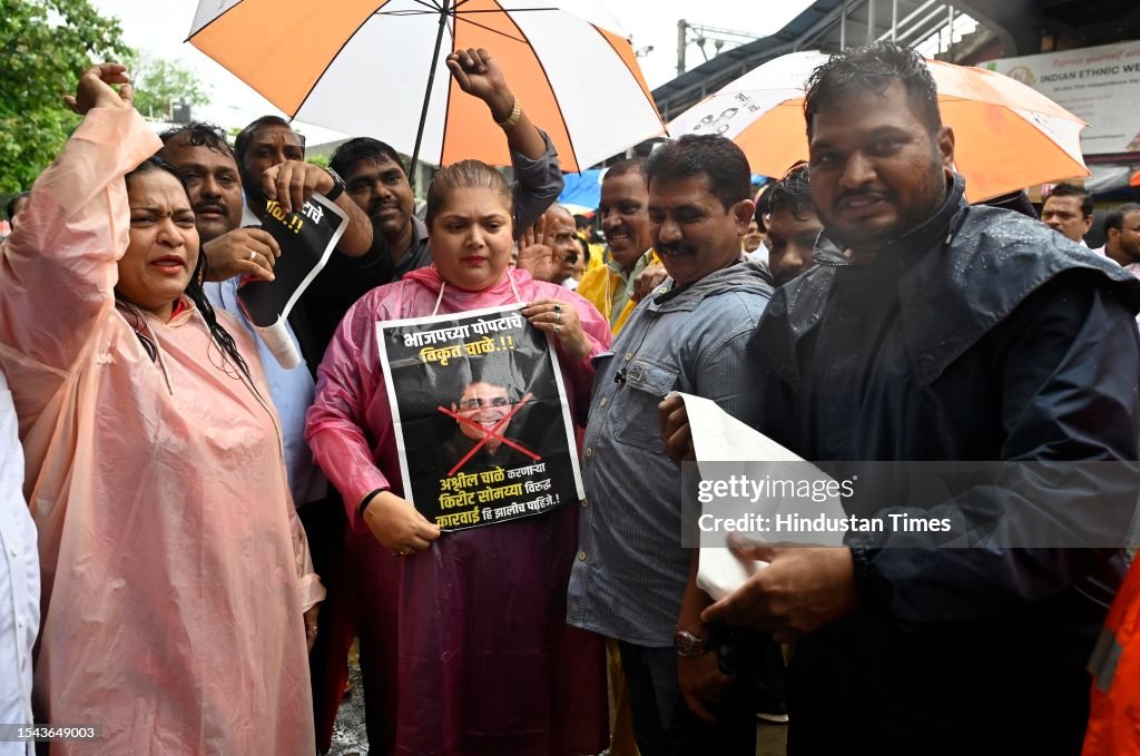 Kirit Members of the Shiv Sena held a protest against Kirit Somaiya... News ...