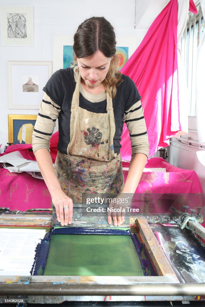 Studio Screenprint An Artist Screenprinting In The Studio High-Res Stock Photo - Getty Images
