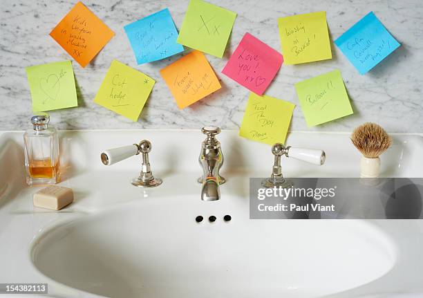 reminder post it notes in bathroom - forgot something stockfoto's en -beelden