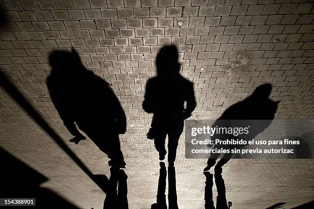 sombras caminantes - prohibido stock-fotos und bilder