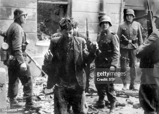 Un juif est arrêté en avril 1943 par des soldats allemands après le soulèvement du ghetto de Varsovie durant la seconde guerre mondiale. Sur plus de...