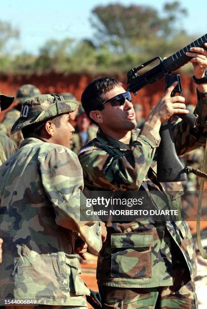 Un instructor del Ejército de Estados Unidos le controla un fusil a un soldado paraguayo el 14 de julio de 2005 en Luque, Paraguay. Con la presencia...