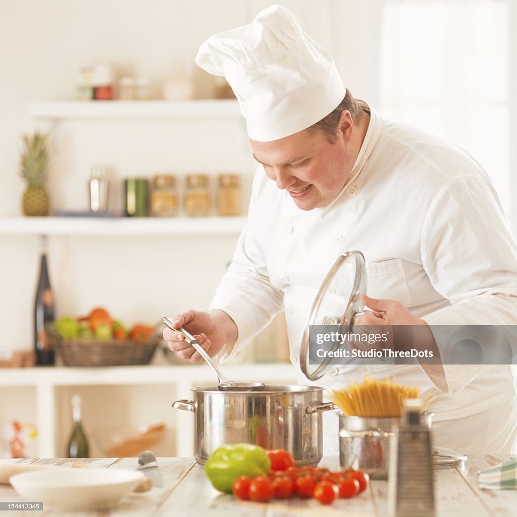 Le chef cuisiner une soupe de légumes