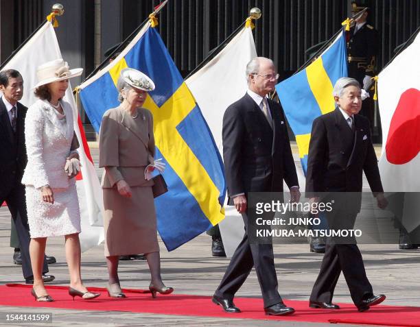 Japaneses Emperor Akihito , Swedish King Carl XVI Gustaf , Japanese Empress Michiko and Swedish Queen Silvia attend a welcoming ceremony at the...
