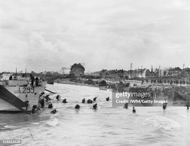 Operation Overlord : D-Day 6 June 1944, The British 2nd Army: second-wave troops of 9th Canadian Infantry Brigade, probably Highland Light Infantry...