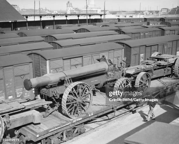 2 Inch Howitzer Heavy Artillery On The Railway Photos and Premium High Res Pictures ...