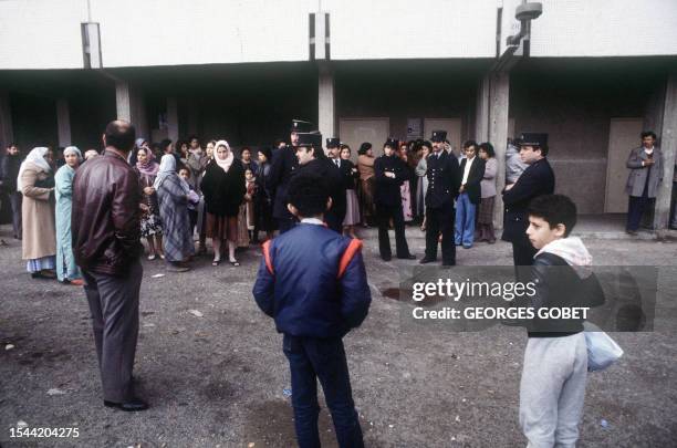 Les gendarmes s'adressent aux habitants de la communauté maghrébine à Toulouse 27 janvier 1984 à l'endroit où est tombé un jeune immigré de 26 ans à...