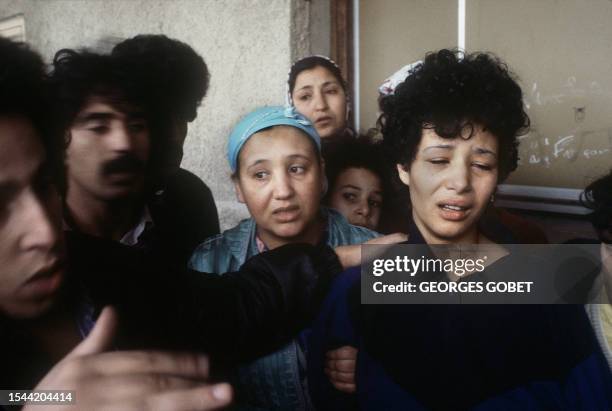 Les habitants de la communauté maghrébine à Toulouse se consolent 27 janvier 1984 à l'endroit où est tombé un jeune immigré de 26 ans à Toulouse lors...