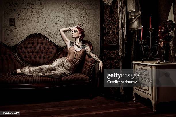 retrò elegante donna di relax sul divano - antique sofa styles foto e immagini stock