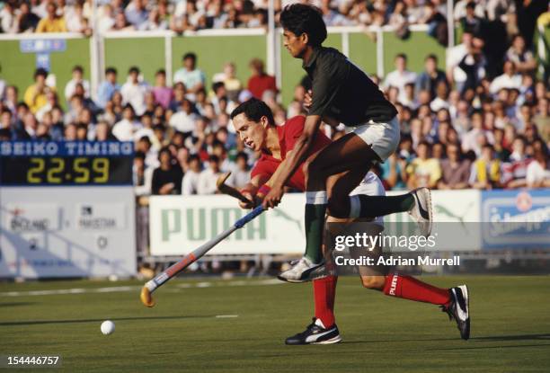 Joe Potter of England runs with the ball against Pakistan during their Pool A match at the 6th FIH Men's Field Hockey World Cup on 11th October 1986...