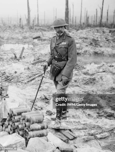 The First World War 1914 Great Britain: Personalities, HM King George V, on Wytschaete Ridge in Belgium on 4 July 1917 during a tour of the Western...