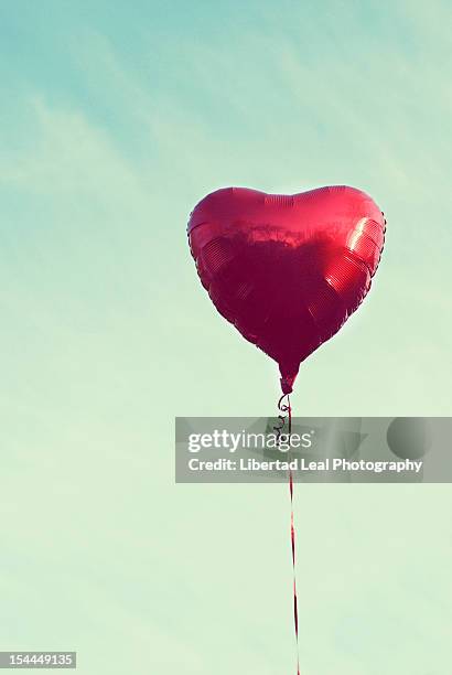 heart balloon - balloons concept stockfoto's en -beelden