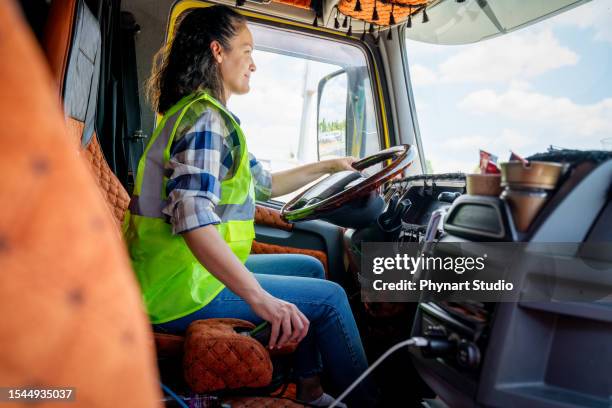 weibliche lkw driver - lkw kabine stock-fotos und bilder