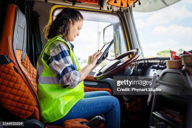 weibliche lkw driver - lkw kabine stock-fotos und bilder