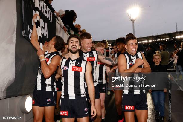 Collingwood players acknowledge their fans after the round 18 AFL match between Collingwood Magpies and Fremantle Dockers at Melbourne Cricket...