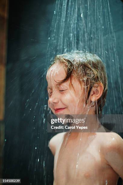 boy in his shower - tomar banho - fotografias e filmes do acervo