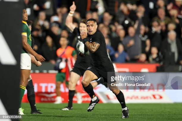 Aaron Smith of the All Blacks scores a try during The Rugby Championship match between the New Zealand All Blacks and South Africa Springboks at Mt...