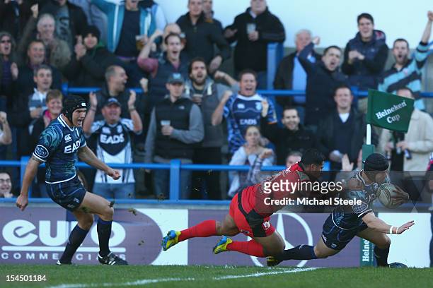 Leigh Halfpenny of Cardiff Blues scores the opening try as David Smith of Toulon fails to tackle during the Heineken Cup Pool Six match between...