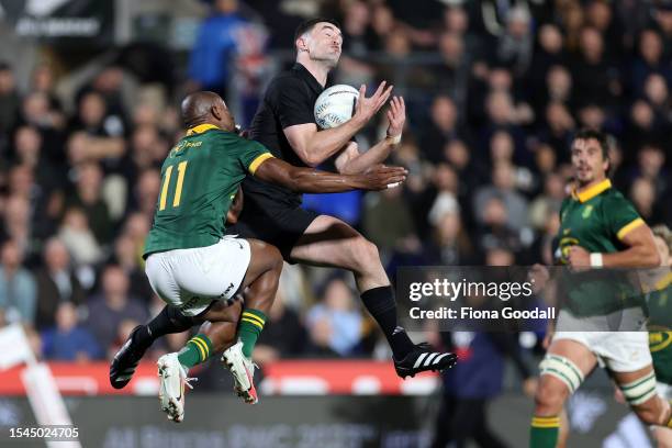 Will Jordan of the All Blacks competes for the ball in the air with Makazole Mapimpi of South Africa during The Rugby Championship match between the...