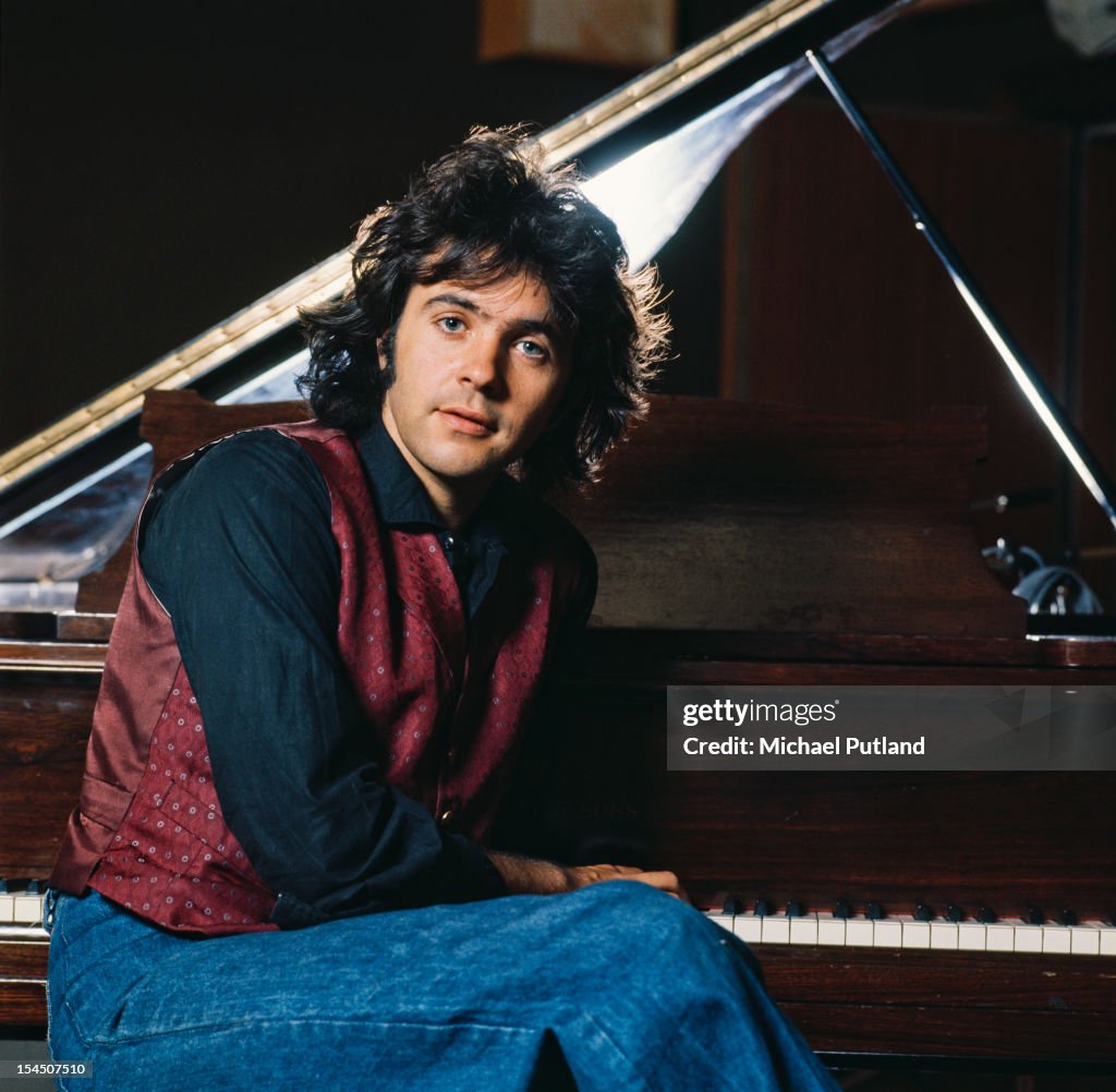 English Pop Singer And Actor David Essex 25th July 1975 News Photo english-pop-singer-and-actor-david-essex-25th-july-1975-news-photo