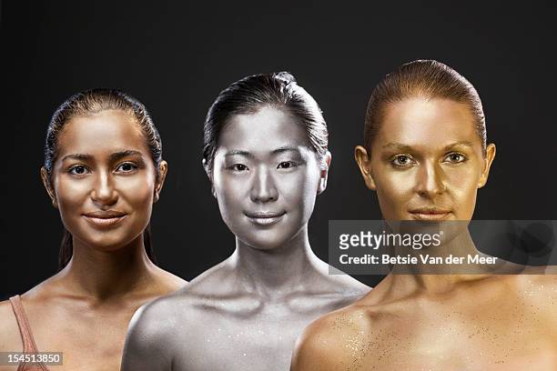 three woman painted bronze silver gold - female body painting 個照片及圖片檔
