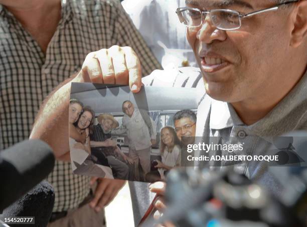 An image of former Cuban President Fidel Castro is held up by former Venezuelan Vice-President Elias Jaua in La Havana on October 21, 2012. The...