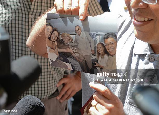 An image of former Cuban President Fidel Castro is held up by former Venezuelan Vice-President Elias Jaua in La Havana on October 21, 2012. The...