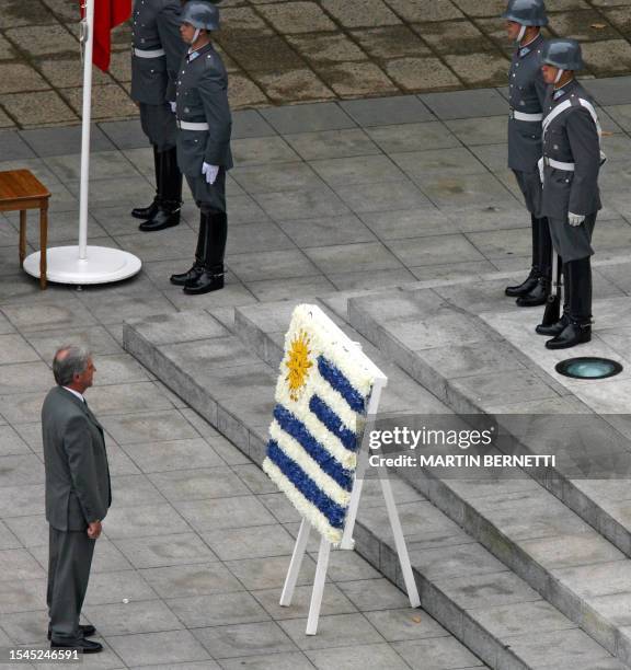 El presidente de Uruguay, Tabaré Vázquez, deposita una ofrenda floral en el monumento al libertador Bernardo O'Higgins en la ciudad de Santiago, el...