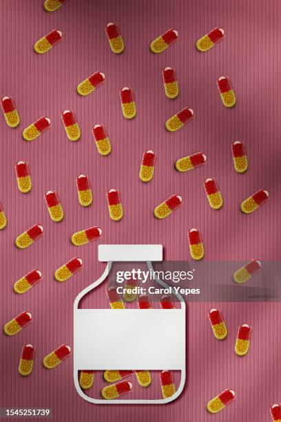 antibiotic bottle and pills - ストレプトミセス ストックフォトと画像