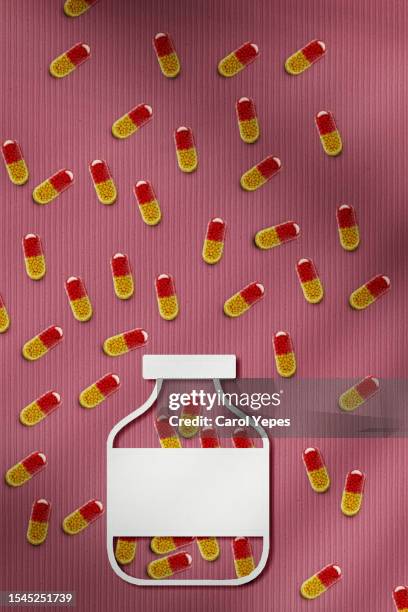 antibiotic bottle and pills - resisent tegen antibiotica stockfoto's en -beelden