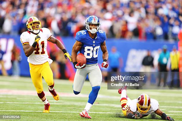 Victor Cruz of the New York Giants runs after a catch for the winning touchdown as Madieu Williams, and Josh Wilson of the Washington Redskins give...