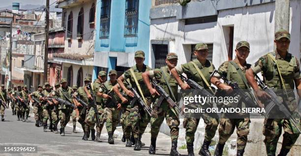 Soldados del Ejército de Guatemala patrullan el céntrico barrio de El Gallito en la zona 3 de Ciudad de Guatemala, el 09 de Marzo del 2007, uno de...