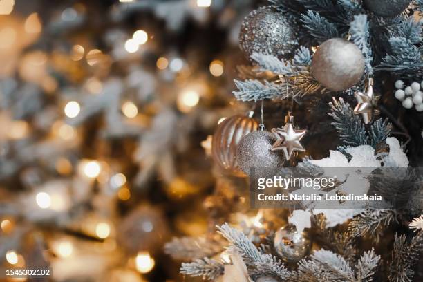 winter wonderland glam: soft-focus lights enhance close-up of christmas tree decoration. embracing silver and gold delight for festive christmas celebrations. copy space - bola na cara imagens e fotografias de stock