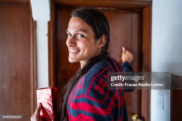 ritratto di un giovane che bussa alla porta - bussare foto e immagini stock