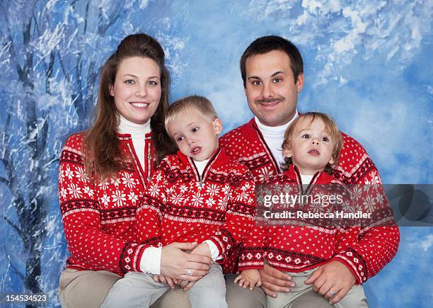 american family with matching outfits - mesma roupa imagens e fotografias de stock