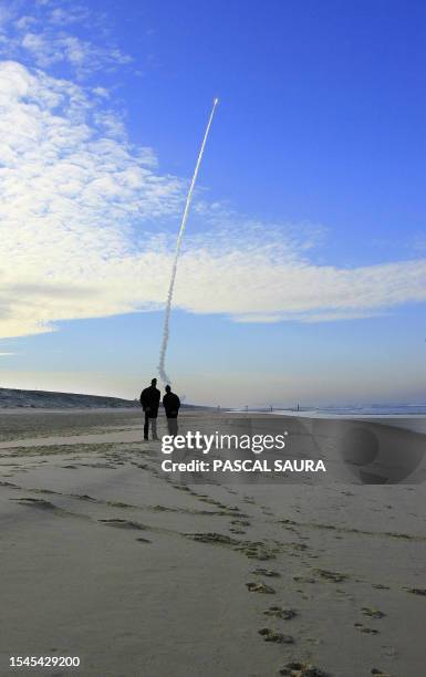 Picture taken 09 November 2006 shows an unarmed missile, fired over the Bay of Biscay from a launch test centre on France's southern Atlantic coast....