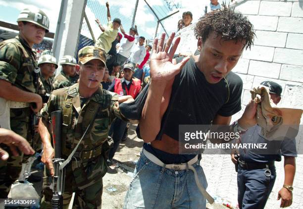 Soldados del Ejercito de Honduras arrestan en Tegucigalpa a un supuesto miembro de la mara MS-13 el 15 de setiembre de 2006, cuando unas 30.000...