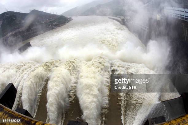 Water discharge from a reservoir at the Shuikou Dam in southeastern China's Fujian province 24 May 2005, in an effort to reduce the water levels in...