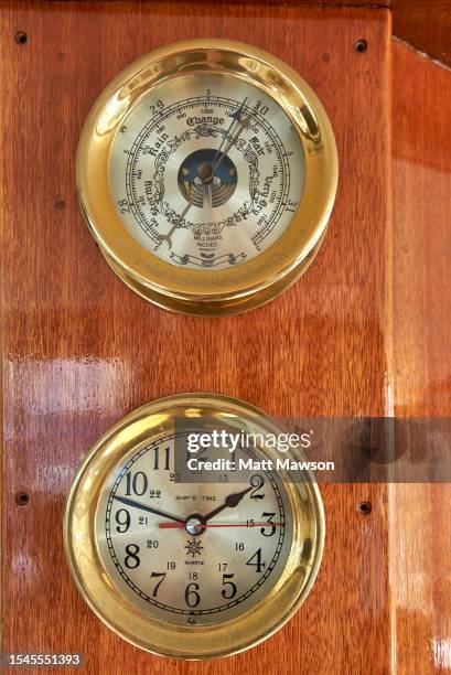 barometer and a clock on a yacht. - a picture of a barometer foto e immagini stock