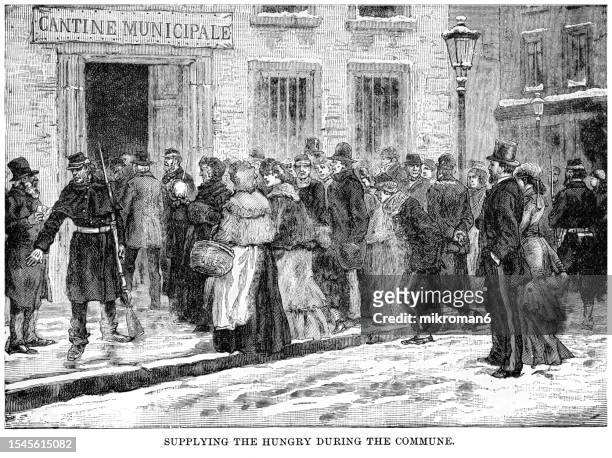 old engraved illustration of supplying the hungry during the commune, paris - gente comune fotografías e imágenes de stock