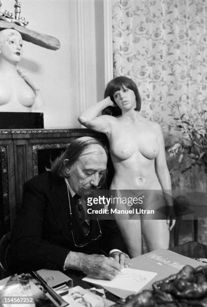 France, Paris, November 18 the painter, sculptor and screenwriter Spanish surrealist Salvador Dali takes winter quarters in the capital. He devoted...