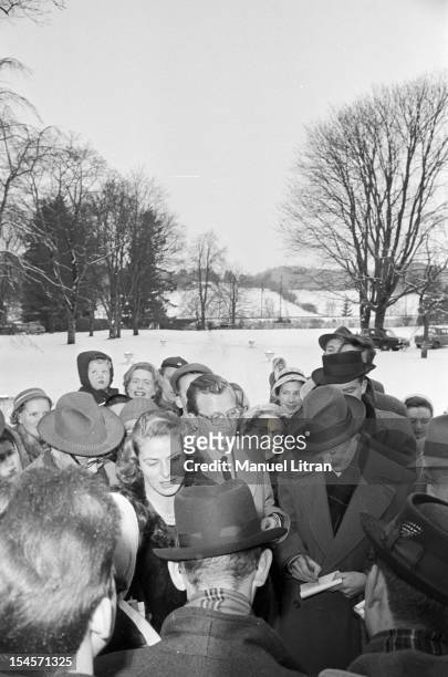 Stockholm, March 12 the actress Ingrid Bergman, surrounded by admirers, with her partner, Lars Schmidt, producer of theater.