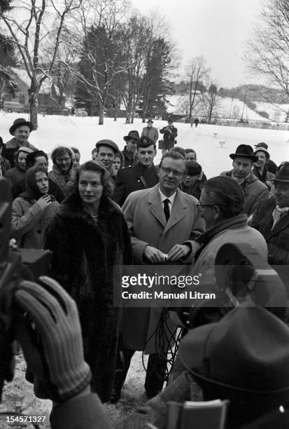 Stockholm, March 12 the actress Ingrid Bergman, surrounded by admirers, with her partner, Lars Schmidt, producer of theater.