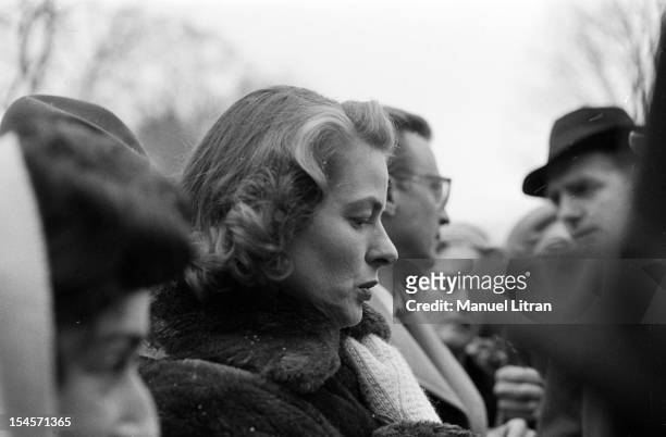 Stockholm, March 12 the actress Ingrid Bergman, surrounded by admirers, with her partner, Lars Schmidt, producer of the ¿¿be.