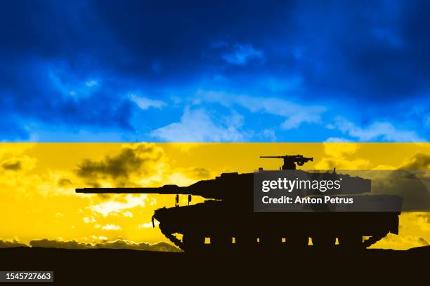 tank on the background of the ukrainian flag - russische invasie in oekraïne stockfoto's en -beelden